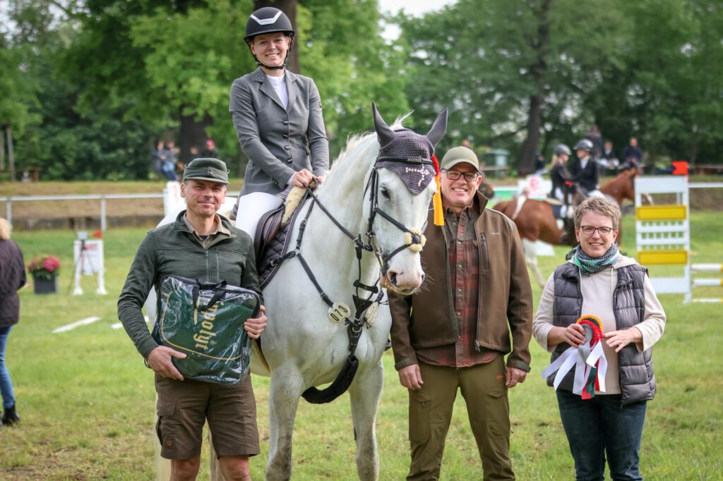 Jäger Lars und Andreas überreichen den Preis der Hochwildjäger an die Siegerin des Springes