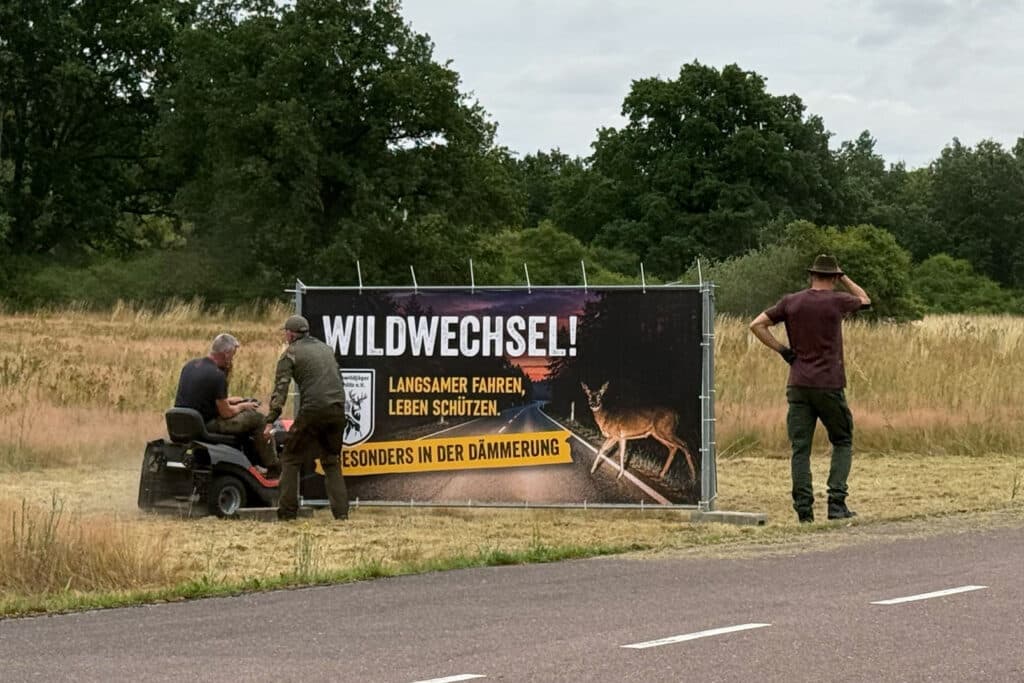 Für ein zweites "Wildwechsel!" Schild musste erst die Wiese gemäht werden.